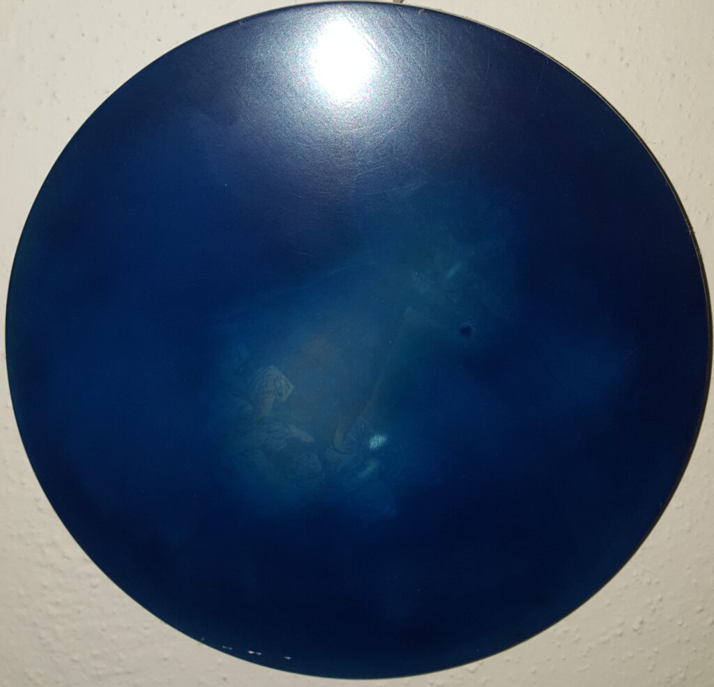 Foto eines runden, blauen Gemeäldes